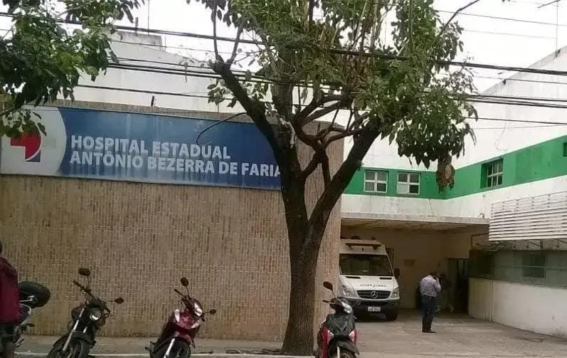Casal abandona idoso morto