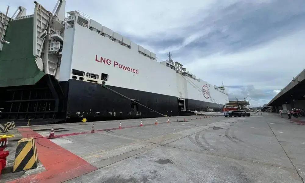 Navio com veículos elétricos