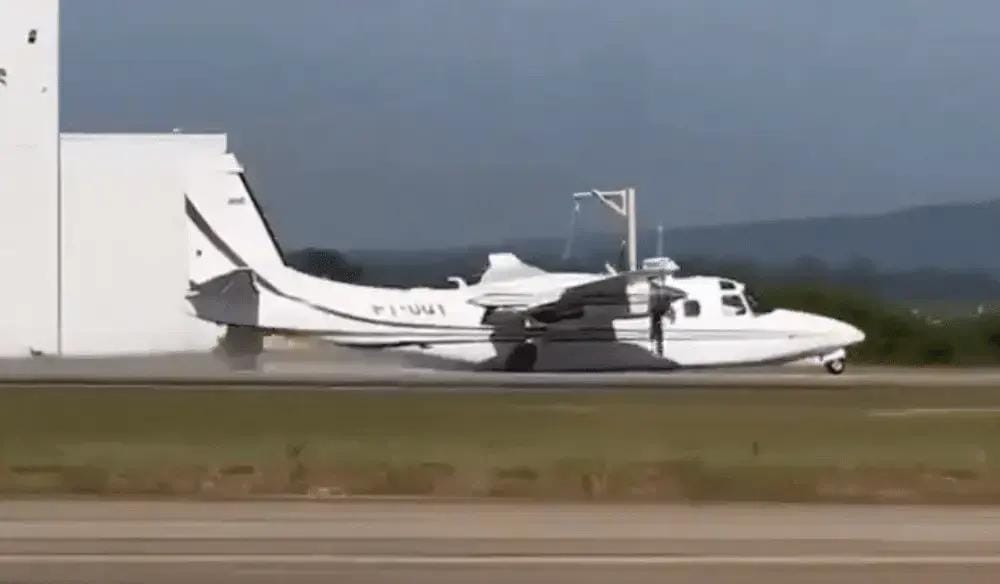 Pouso de barriga avião