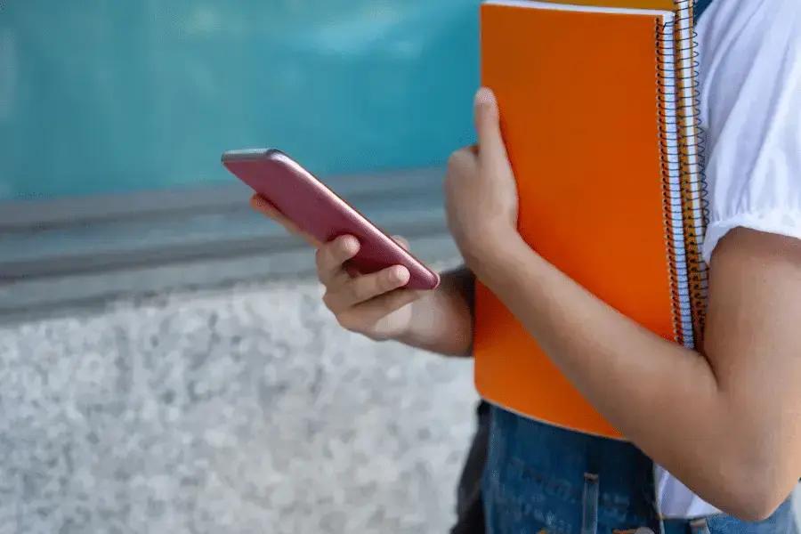 Uso de celular em escolas do ES