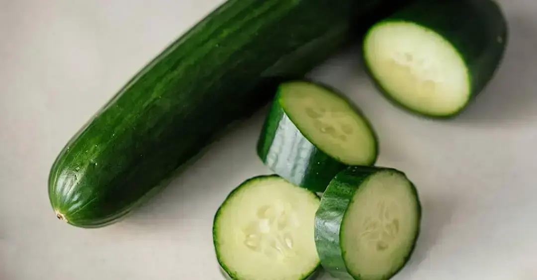 Passar pepino na frigideira