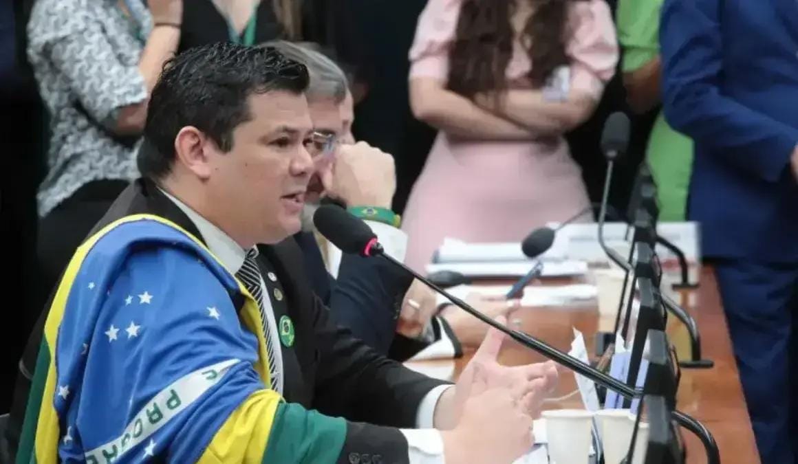 Deputados querem proibir armas