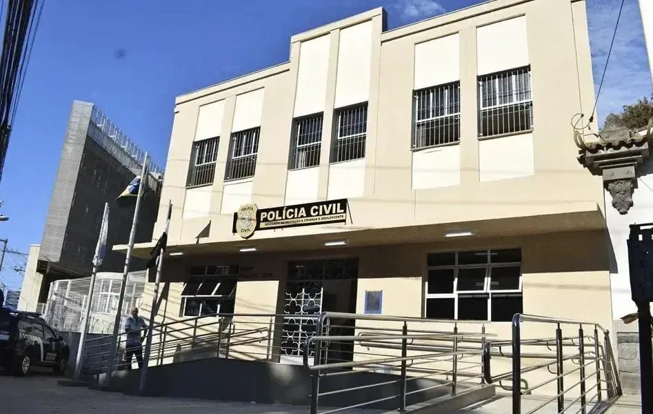 Mãe enforca filha adolescente