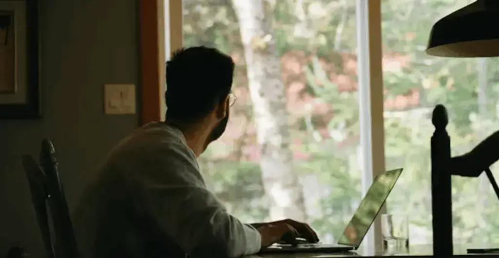 Trabalho presencial e remoto