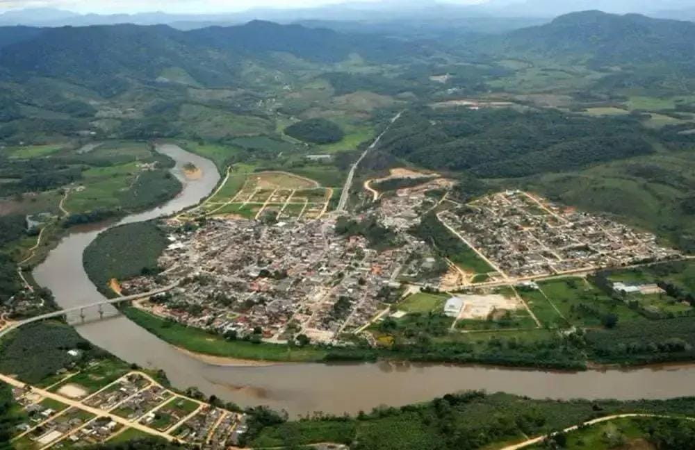 Vazamento de óleo no rio