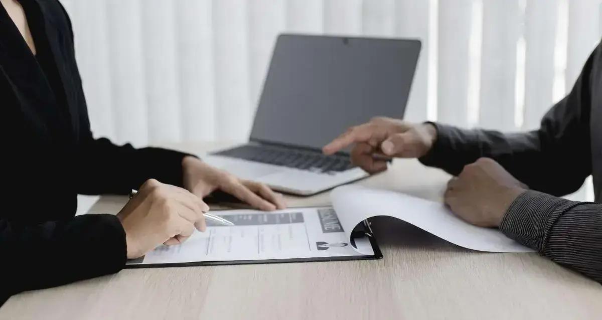 Redução de contratações