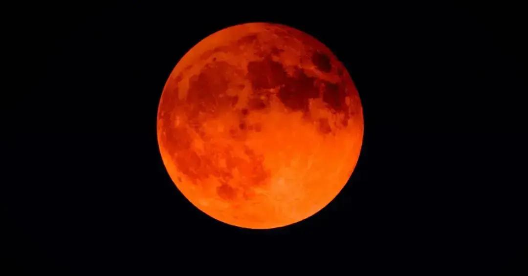 Lua pintada de vermelho