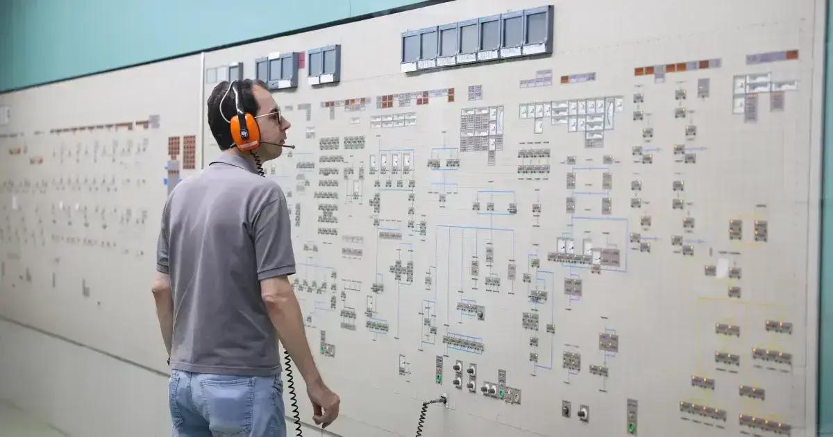 Eletronuclear pede ajuda